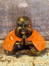 Happy Boeddha biddend oranje