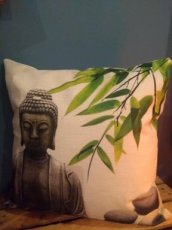 PROMO Kussen wit Boeddha + bamboe & stenen